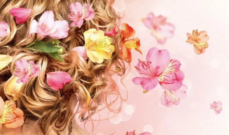 髪の毛に花びらを飾り付けして花びらが舞っています